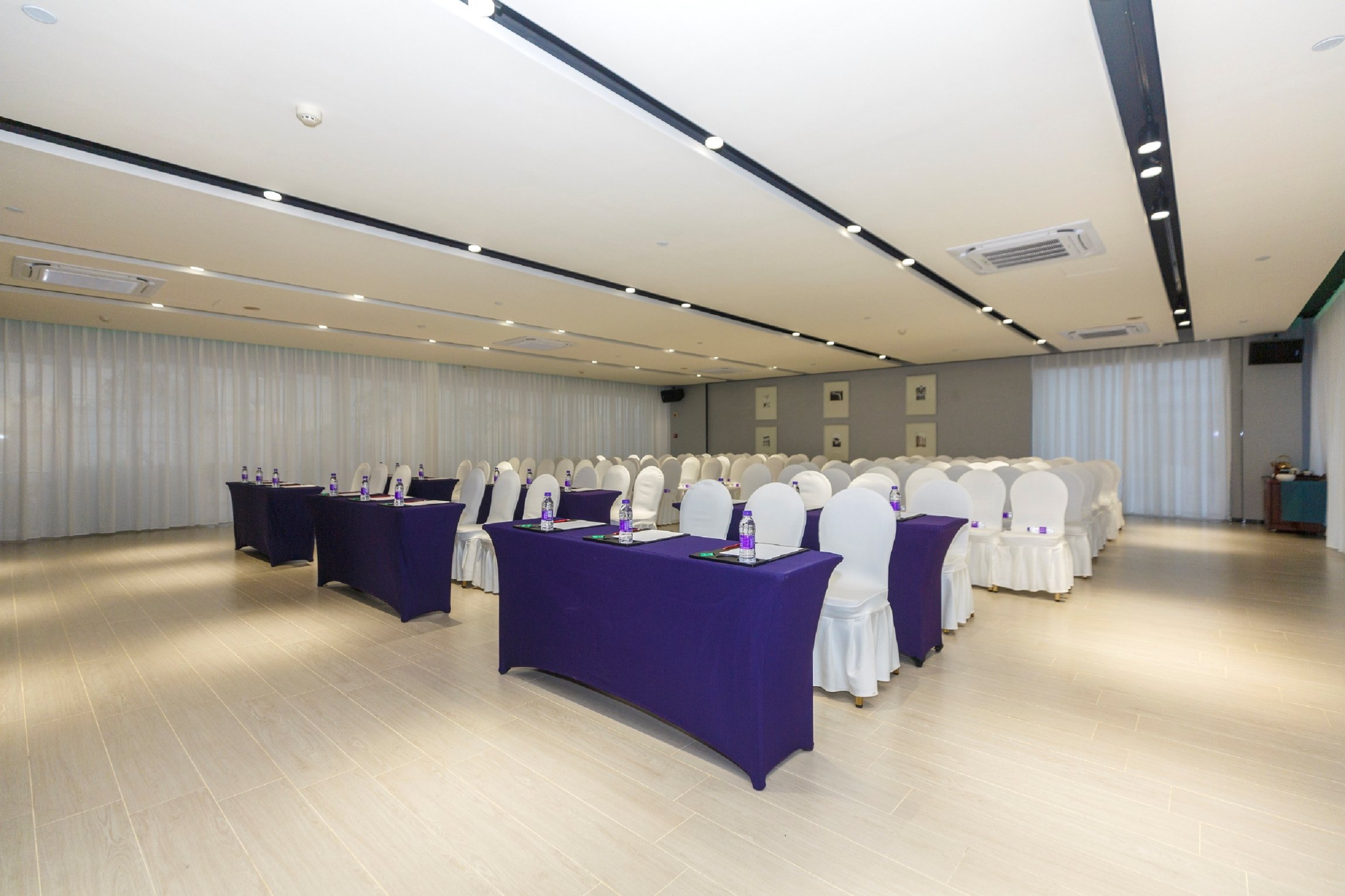 Sunny Holiday Inn by null