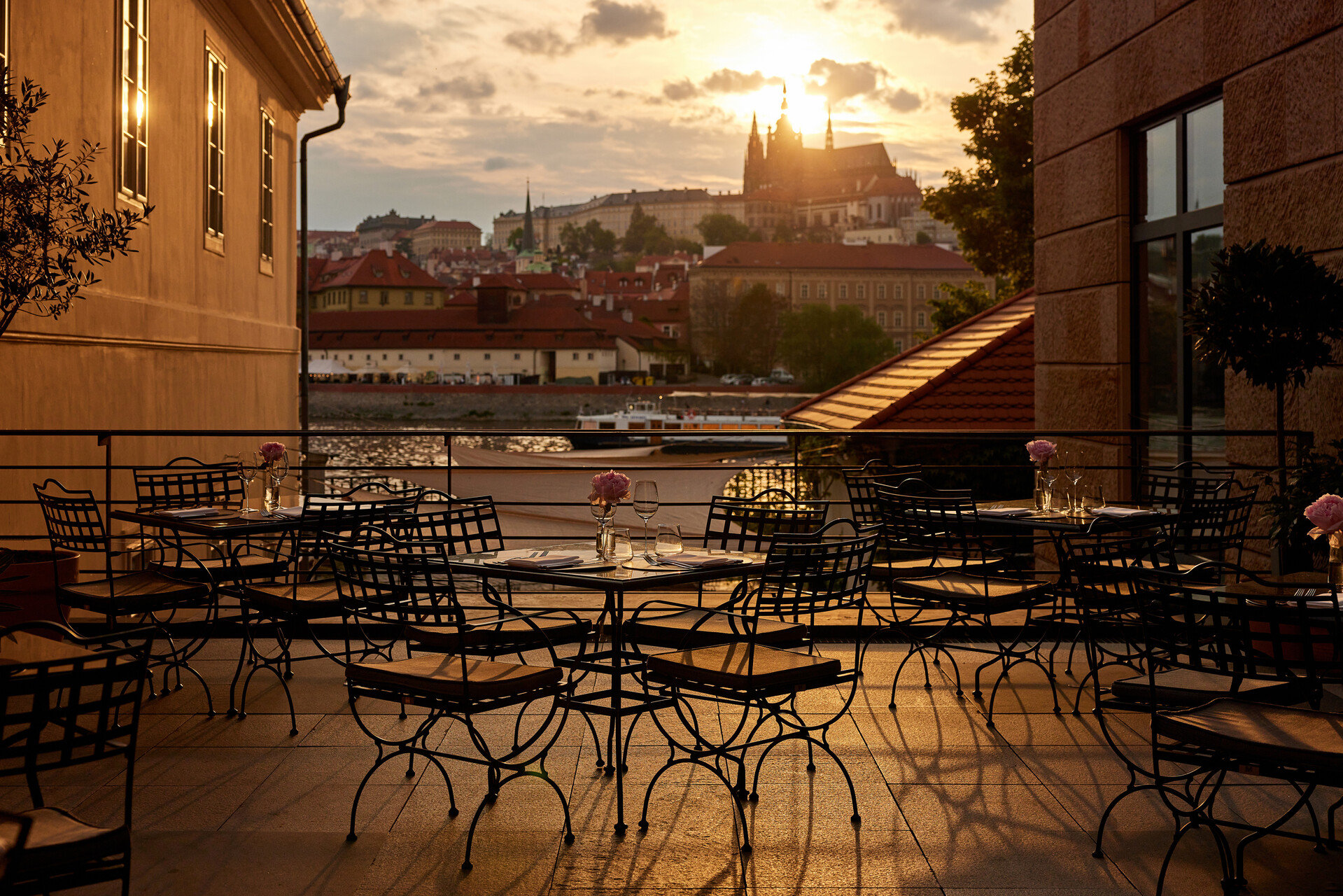 Four Seasons Hotel Prague image