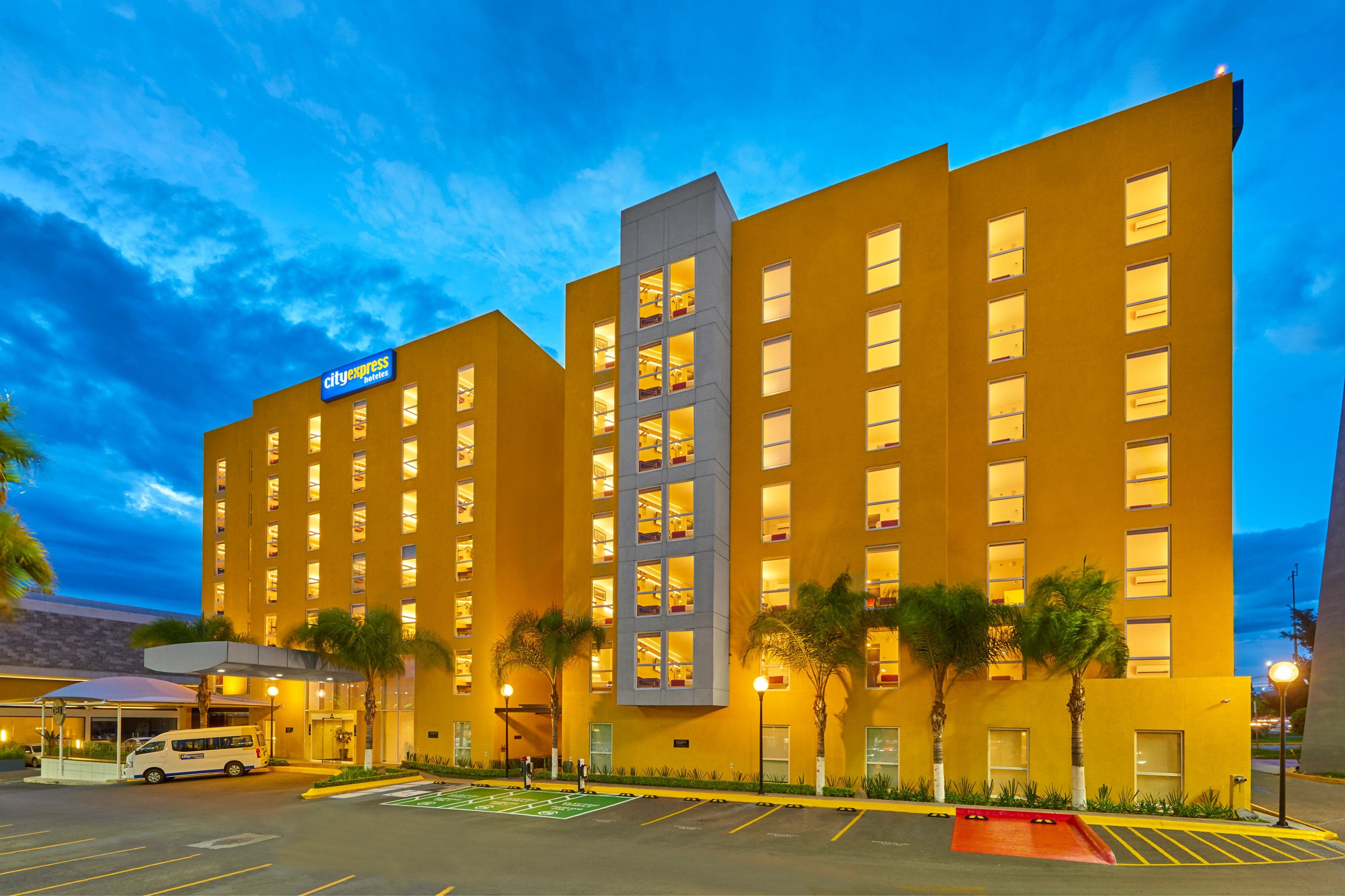City Express Suites by Marriott Querétaro image