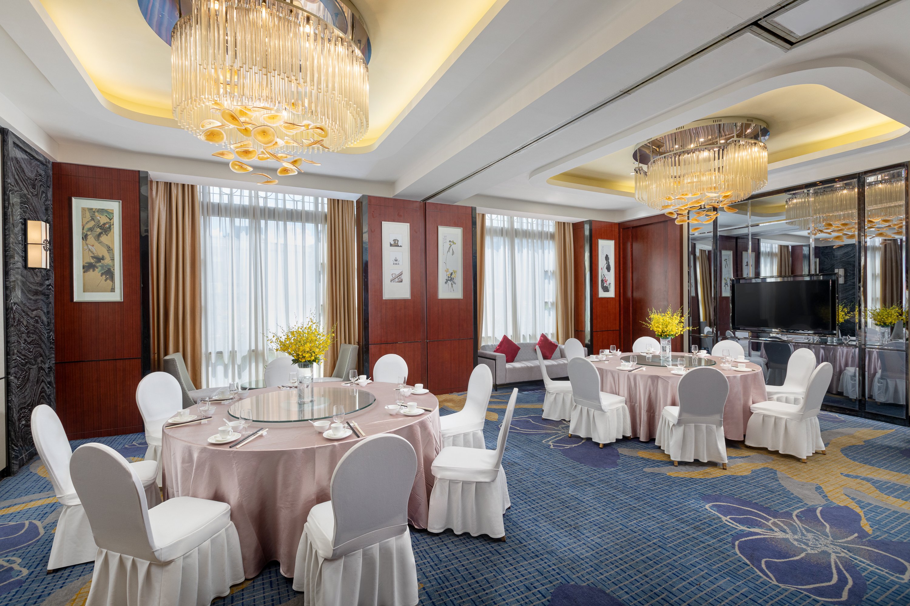 Sunny Holiday Inn by null