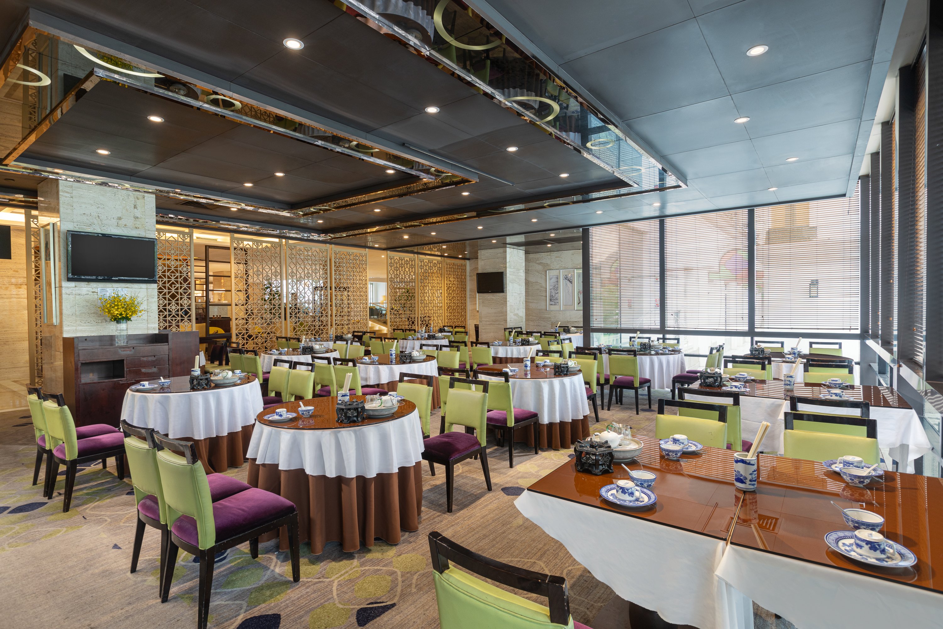 Sunny Holiday Inn by null