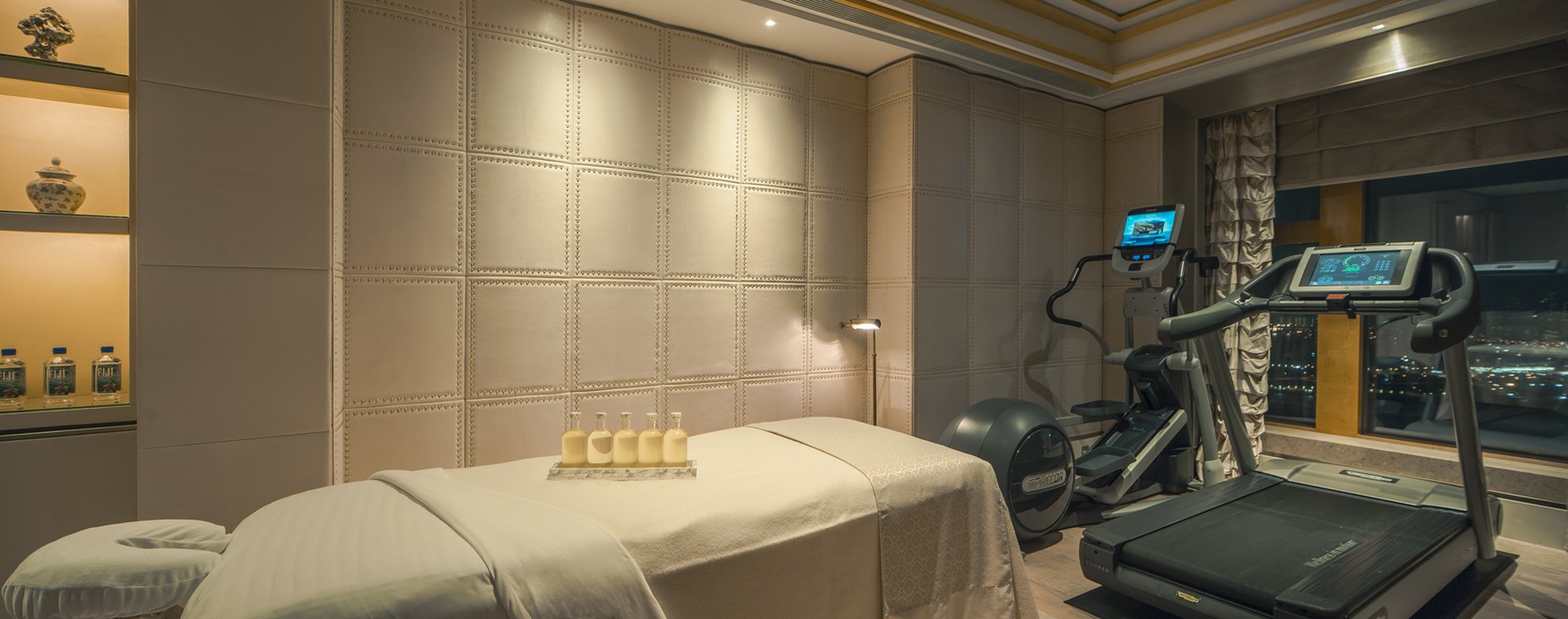 Four Seasons Hotel Hong Kong by null