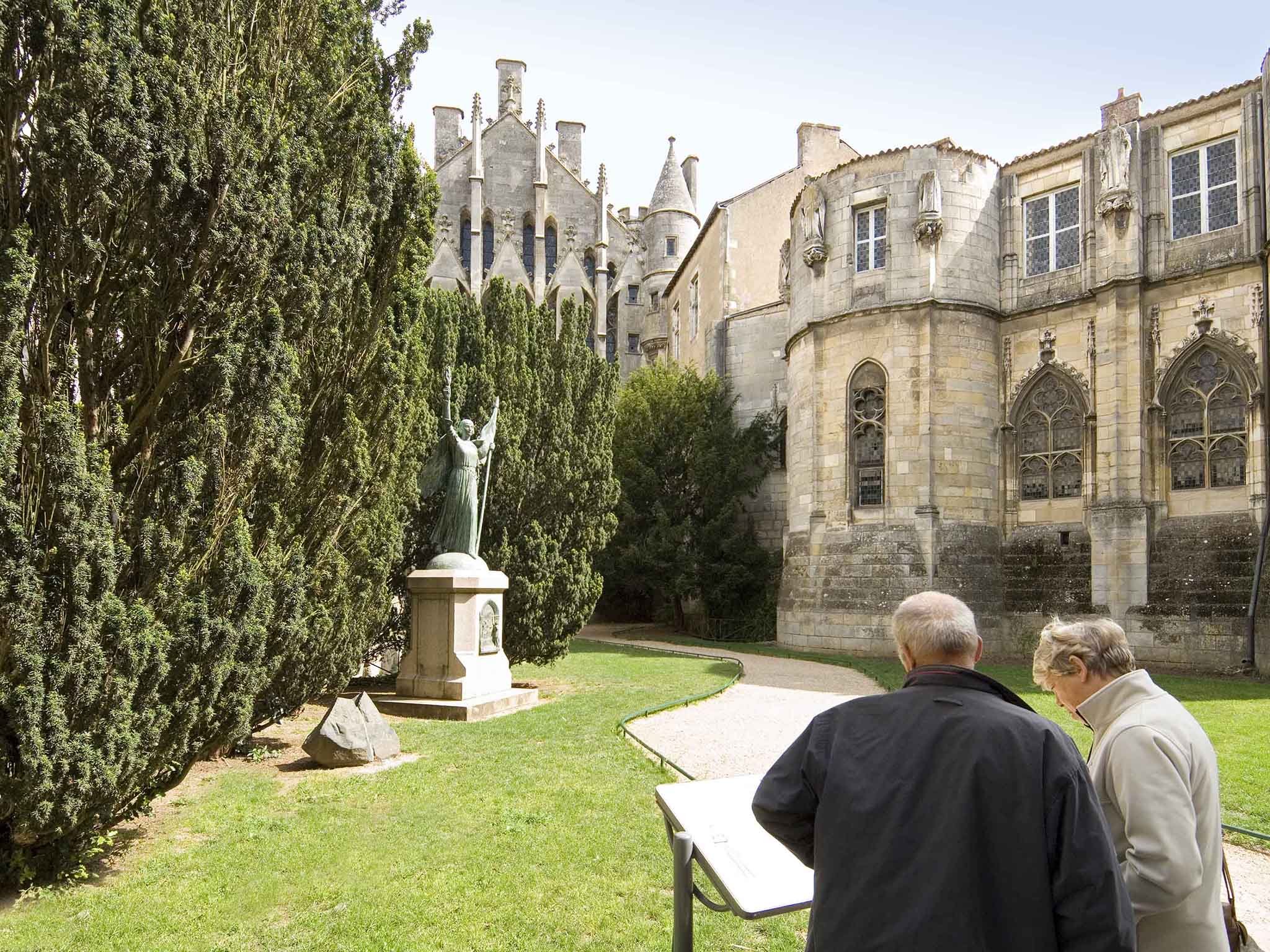 ibis Poitiers Centre by null